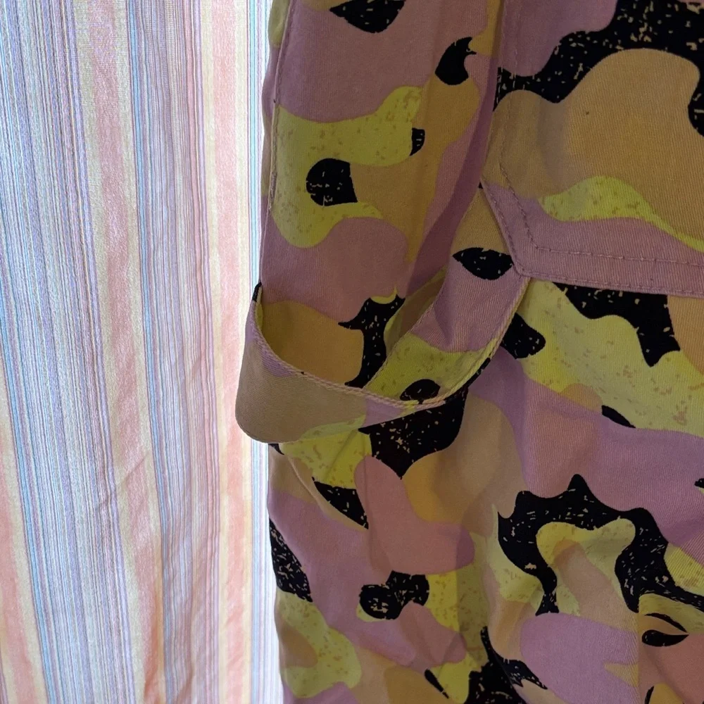 WILDFANG NWT The Essential Coverall in bright camouflage print Size Medium - Picture 12 of 12